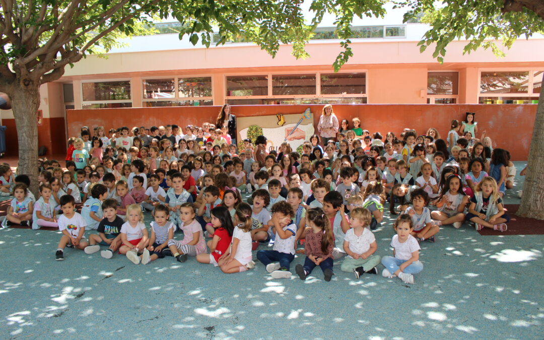 Los alumnos de infantil y primaria realizan un mosaico conmemorativo por el 60 aniversario del LFIA