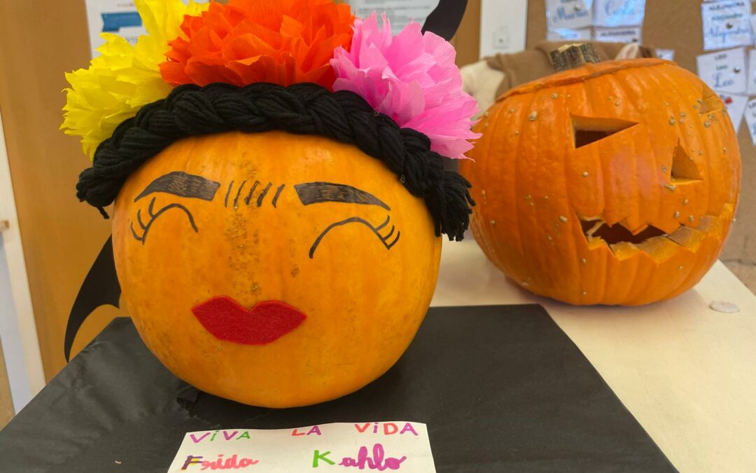 Décoration des couloirs pour Halloween à l’école Élémentaire