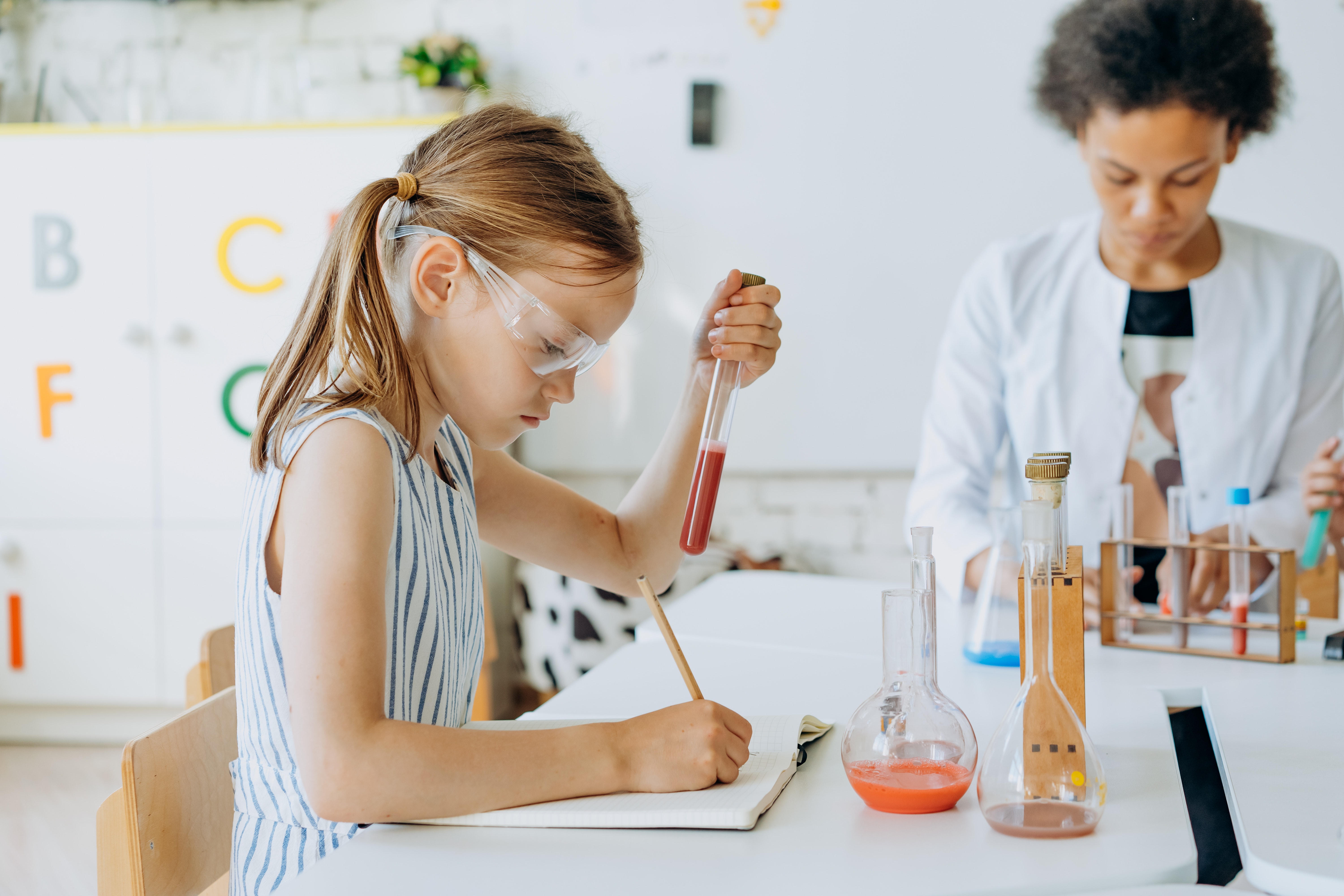 OFERTA DE EMPLEO: Profesor de Física y Química y Matemáticas